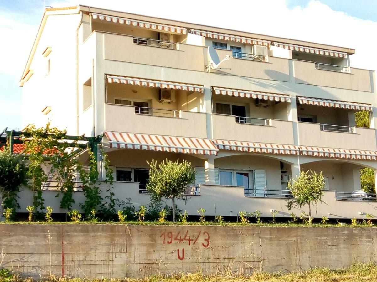 Apartmani Luna Novalja Eksteriør bilde