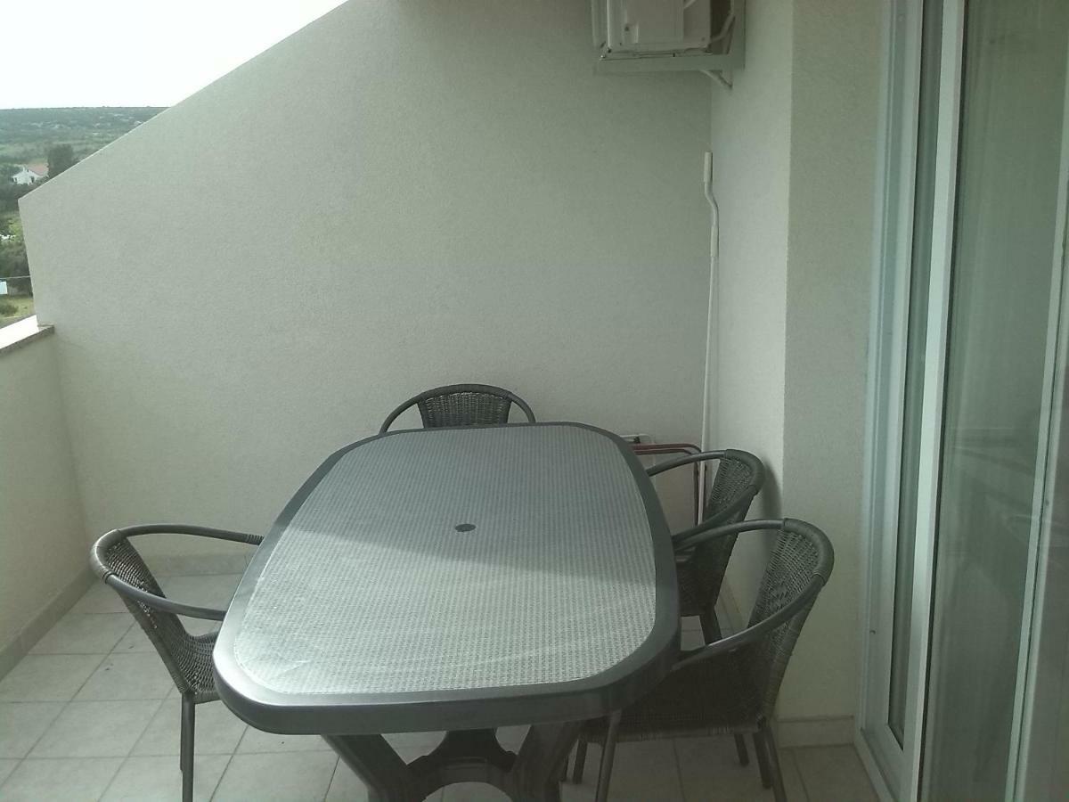 Apartmani Luna Novalja Eksteriør bilde
